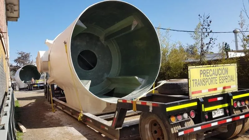 Estanque de FRP en transporte especial sobredimensionado