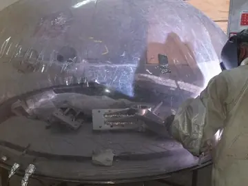 Soldadura de titanio bajo cámara de protección
